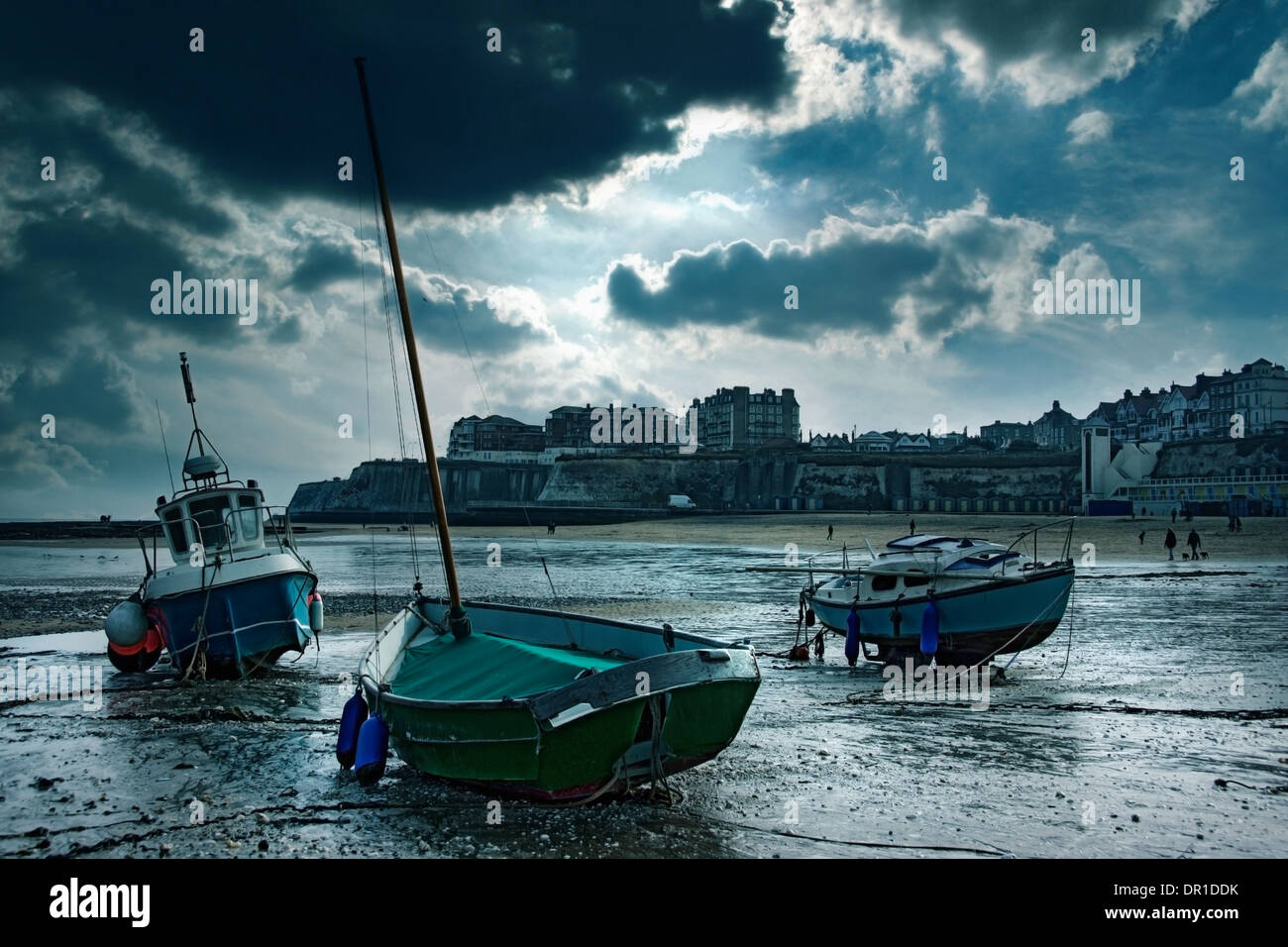 Barche bloccati sulla spiaggia urbana, ampie scale, isola di Thanet, Regno Unito Foto Stock