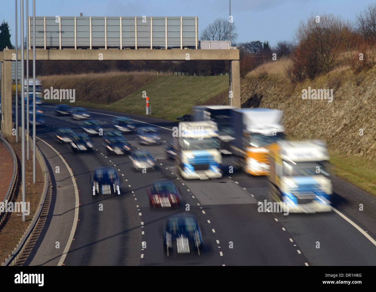 La funzione slow shutter speed shot di traffico che viaggia a velocità sulla A1/ M autostrada vicino a Leeds Yorkshire Regno Unito Foto Stock