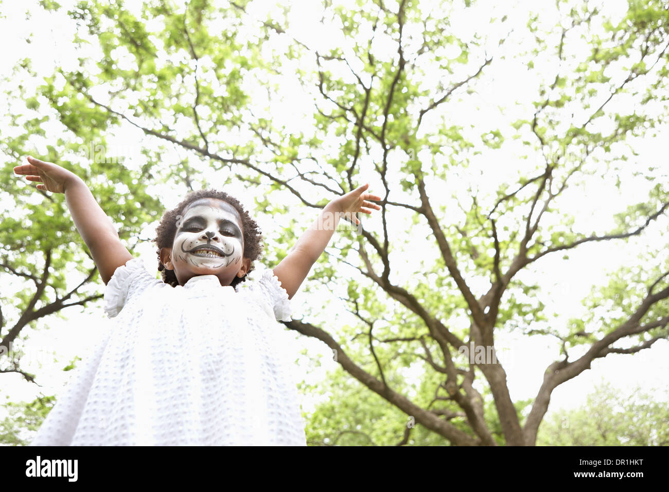 Nero Ragazza di indossare occhiali o una visiera di dipingere all aperto Foto Stock