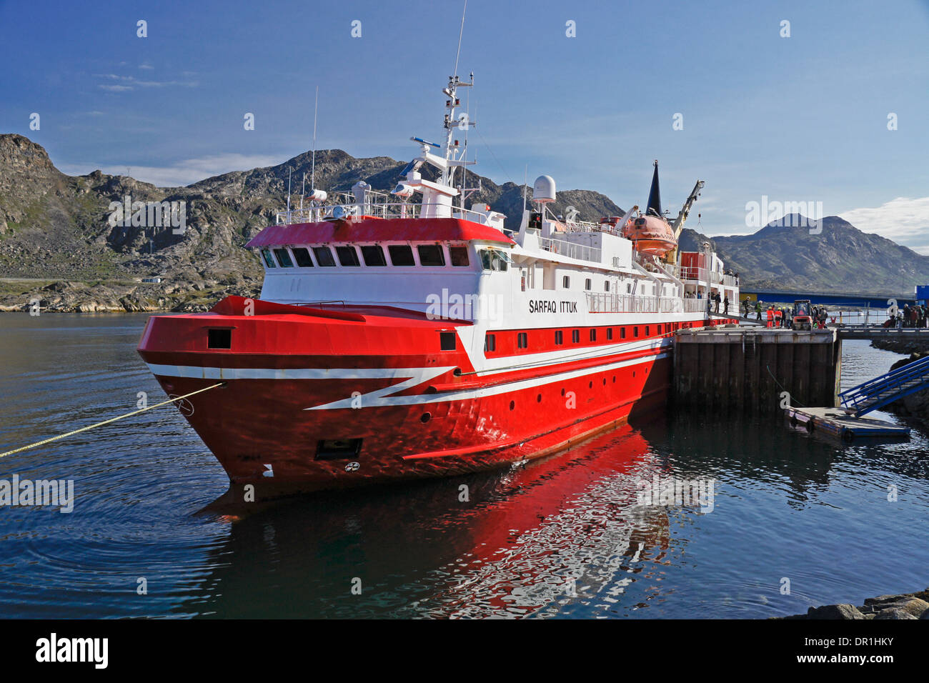 Costiere in traghetto Sarfaq Ittuk in porto, Sisimiut (Holsteinsborg), Groenlandia occidentale Foto Stock