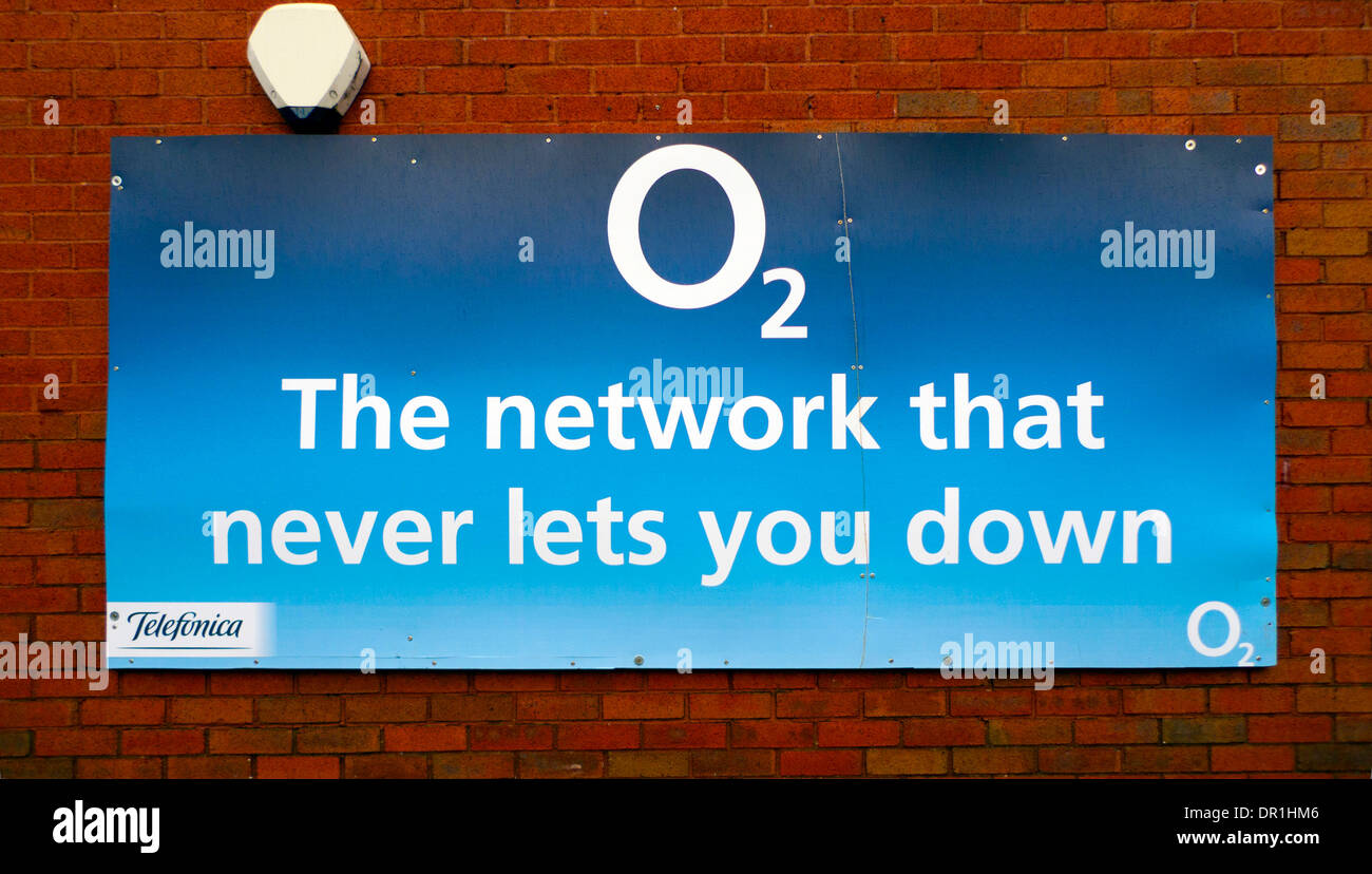 Rete di O2 pubblicità segno 'logo della rete che non vi lascia mai' Wales UK KATHY DEWITT Foto Stock