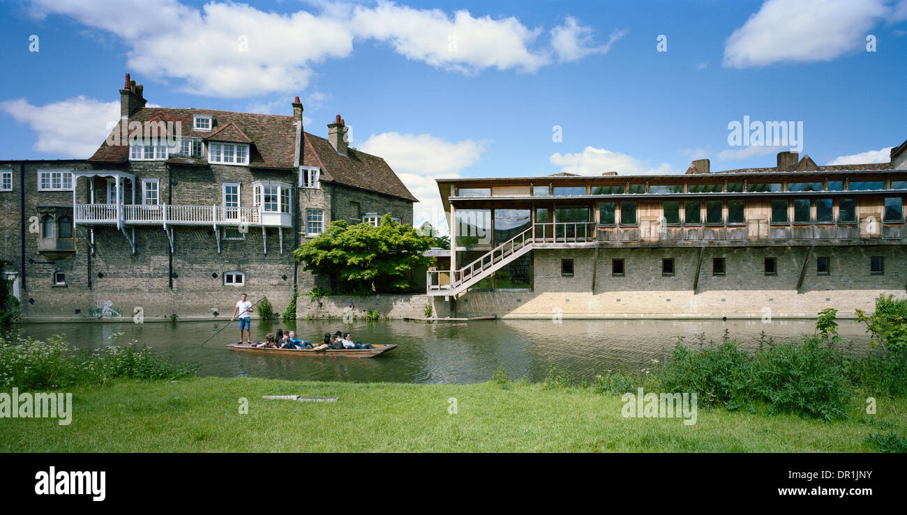 Punt sul fiume Cam passando il vecchio granaio di Darwin College di Cambridge Foto Stock