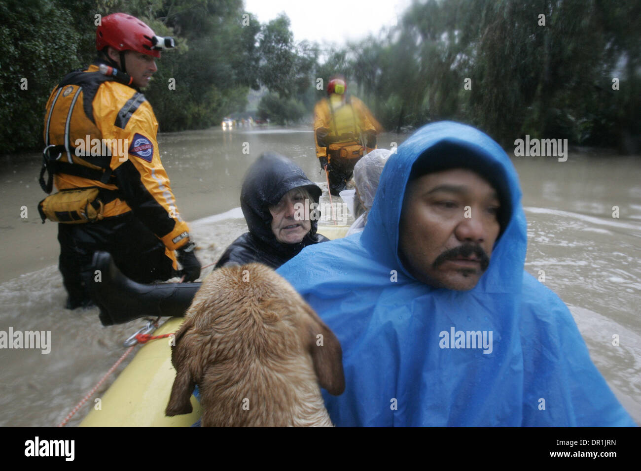 Dic 17, 2008 - San Diego, California, Stati Uniti d'America - San Diego Lifeguard River Rescue Team ha portato tre persone un cane e il fotografo per la sicurezza su 12/17/2008 in Tijuana River Valley dopo un argine portando acqua di temporale a Tijuana fiume rotto, inondando la allevamenti circostanti e la cattura di animali e di alcuni dei residenti. Decine di persone e cavalli sono stati intrappolati in trash-laden Foto Stock