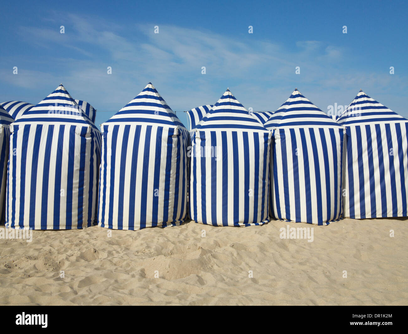 Tende a strisce sulla spiaggia di Ondarreta, San Sebastian, Paesi Baschi Foto Stock