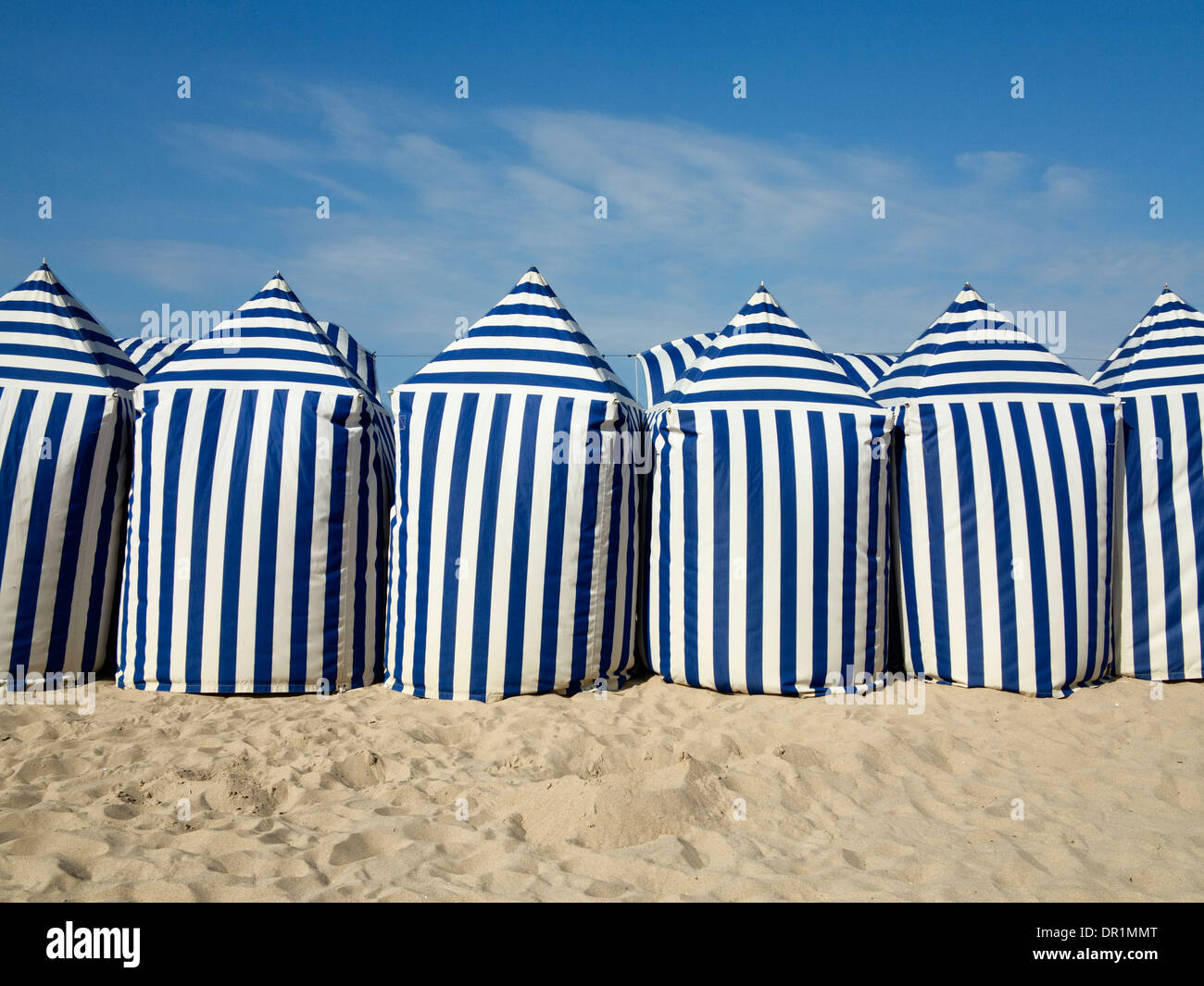Tende a strisce sulla spiaggia di Ondarreta, San Sebastian, Paesi Baschi Foto Stock