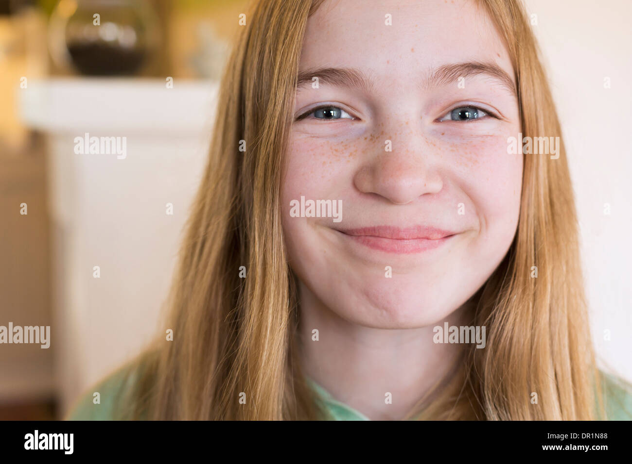 Caucasian ragazza sorridente Foto Stock