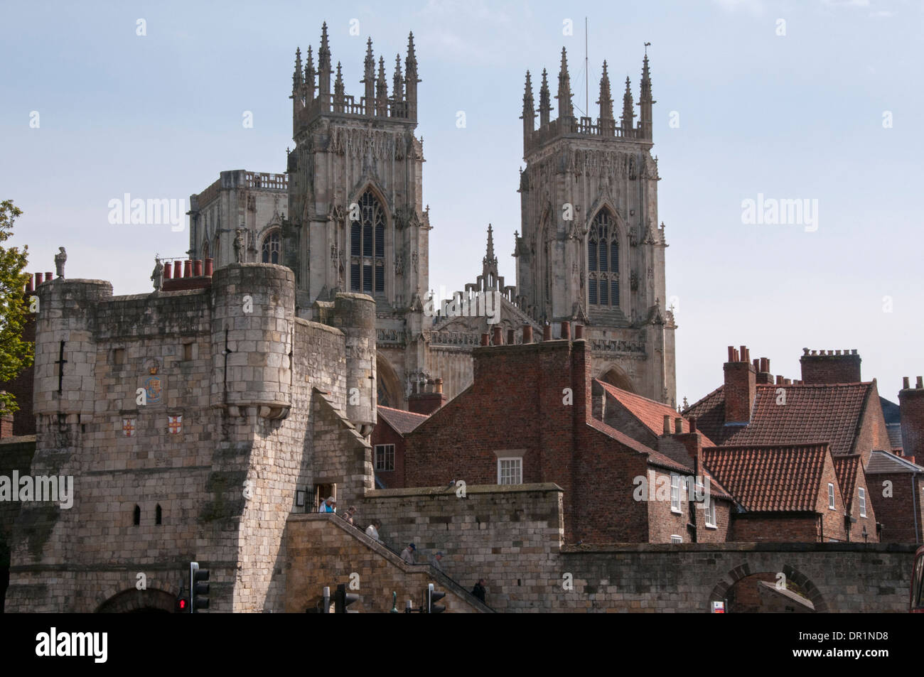 Scenic York - alte torri Minster, tetti di tegole rosse, porta storica difensiva (Bootham Bar) e visitatori delle mura della città - Nord Yorkshire, Inghilterra, Regno Unito Foto Stock
