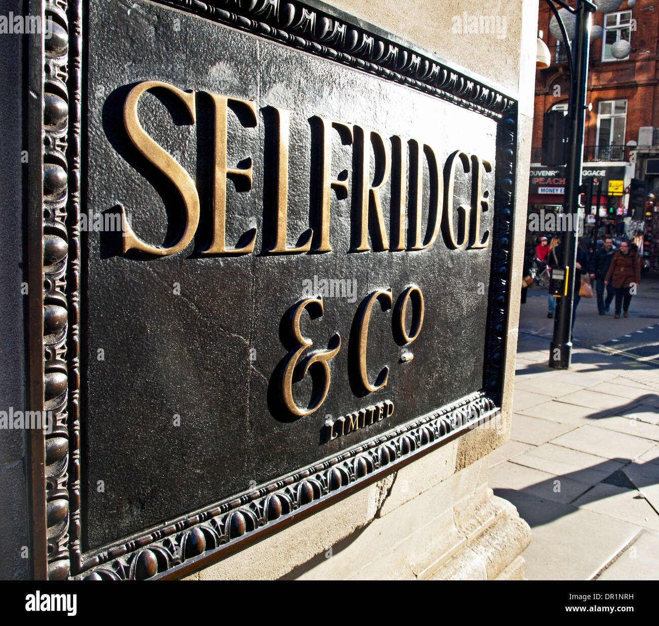 Selfridges nameboard su Oxford Street, City of Westminster, Londra, Inghilterra, Regno Unito Foto Stock