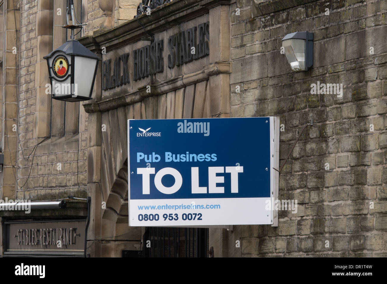 'Pub business to Let' segno sulla parete esterna del Black Horse (locanda tradizionale) in recessione economica - Otley, West Yorkshire, Inghilterra, Regno Unito. Foto Stock