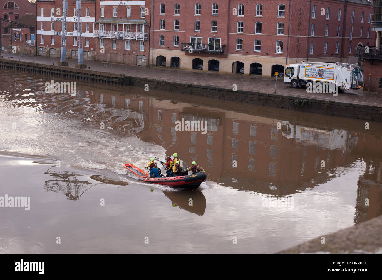 I membri di fire & rescue service in barca rigida gonfiabile che viaggiano lungo il fiume Ouse su un esercizio pratico - York, North Yorkshire, Inghilterra, Regno Unito. Foto Stock