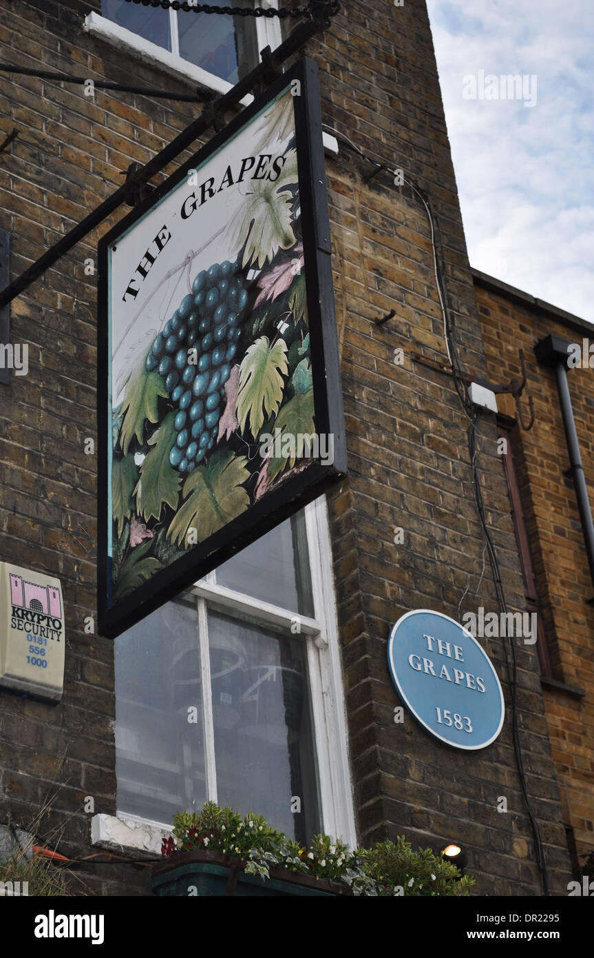 Le uve, un famoso Riverside pub di Limehouse, East London, ora di proprietà di Sir Ian McKkellen Foto Stock