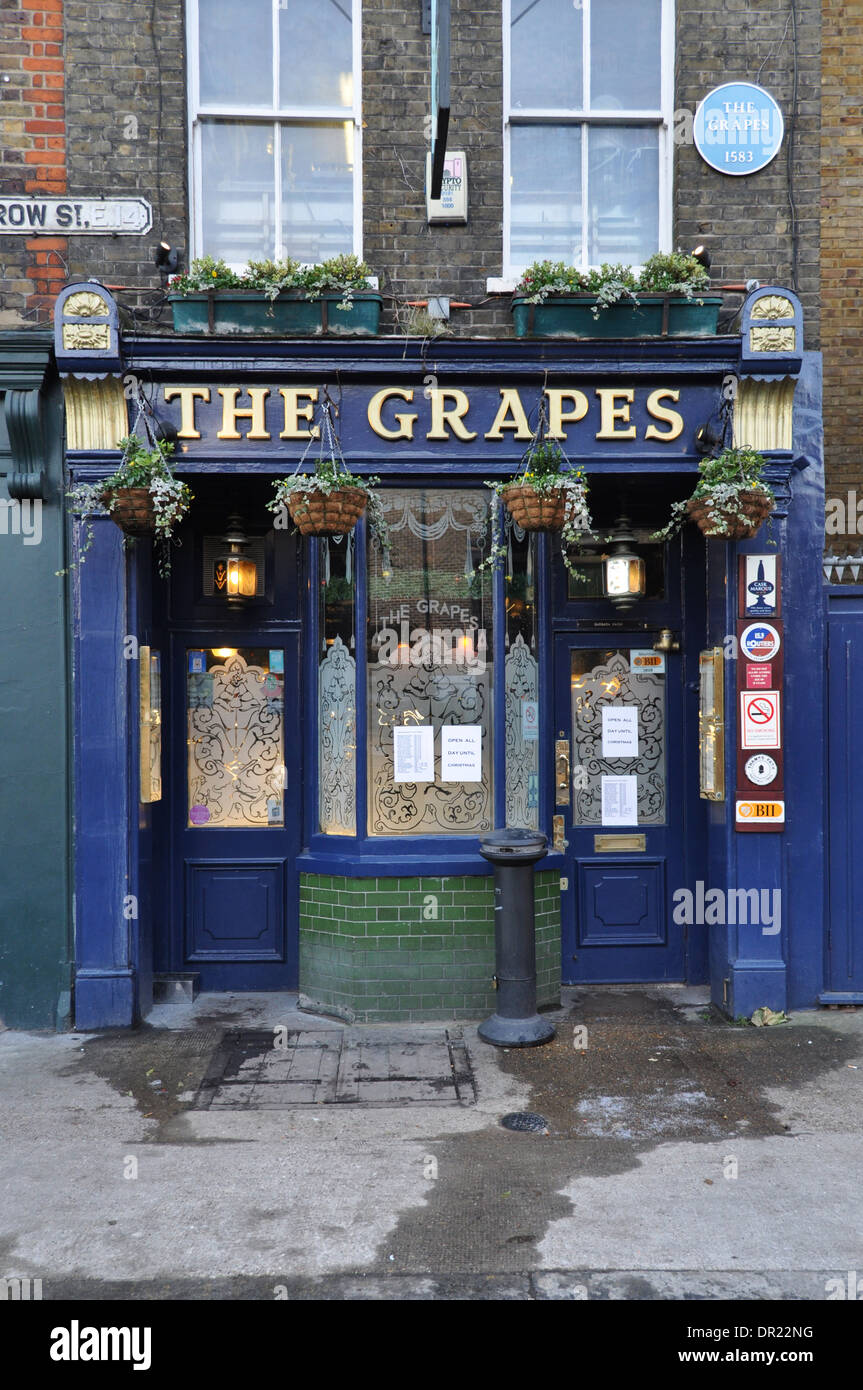 Le uve, un famoso Riverside pub di Limehouse, East London, ora di proprietà di Sir Ian McKkellen Foto Stock