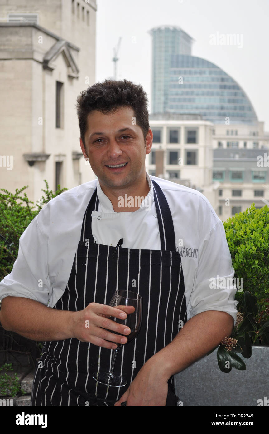Lo Chef Mickael Weiss, Capo Chef di Coq d'Argent ristorante, raffinati piatti Francesi nella città di Londra Foto Stock