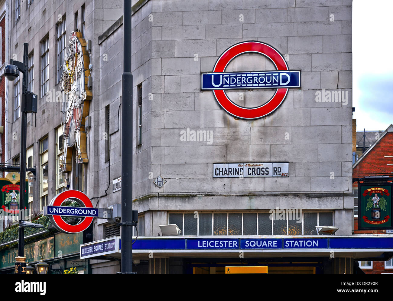 Leicester Square è una piazza pedonale nel West End di Londra. La piazza si trova all' interno di un area vincolata da Lisle Street Foto Stock