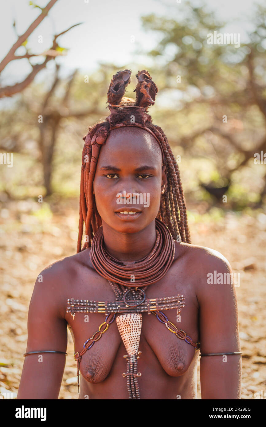 Ritratto di donna Himba con fango incrostato acconciatura e gioielli tradizionali in Damaraland Namibia Africa Foto Stock