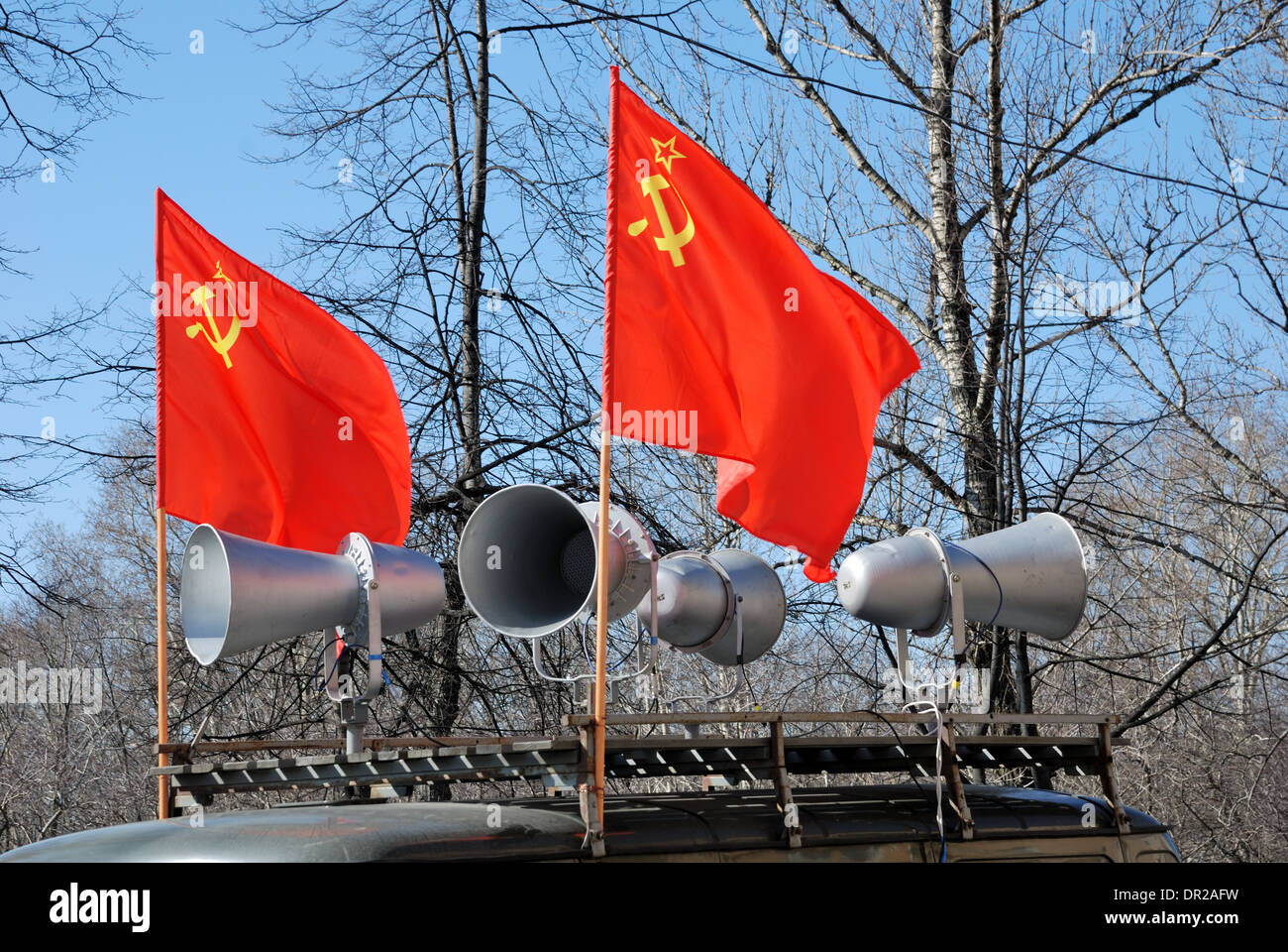 Le bandiere rosse e i megafoni sul tetto di una vettura di campagna Foto Stock