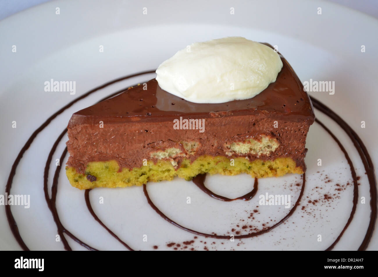Il cioccolato delice con pistacchio sbriciolate, crème fraiche, servita al Bistrot Bruno Loubet, Clerkenwell, Londra Foto Stock