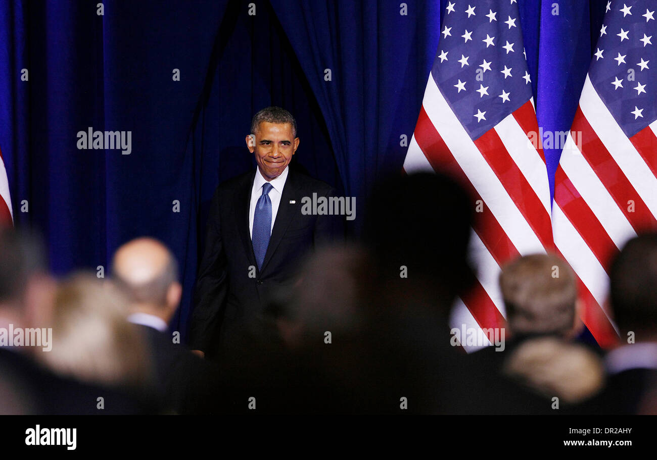 Washington DC. Xvii gen, 2014. Il presidente degli Stati Uniti Obama arriva al Dipartimento di Giustizia degli Stati Uniti per la consegna di un discorso sulla sicurezza nazionale a Washington DC il Gen 17, 2014. Obama il venerdì ha offerto una serie di modifiche per la National Security Agency (NSA)'s controverse pratiche di vigilanza, sette mesi dopo le polemiche in tutto il mondo ha scatenato dalla difesa solenne contraente Edward Snowden la divulgazione del segreto di programmi di sorveglianza. Credito: Fang Zhe/Xinhua/Alamy Live News Foto Stock