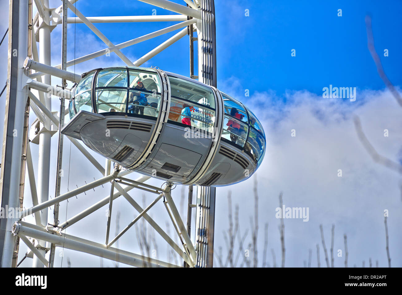 Il London Eye è una ruota panoramica gigante situato sulle rive del fiume Tamigi a Londra in Inghilterra Foto Stock