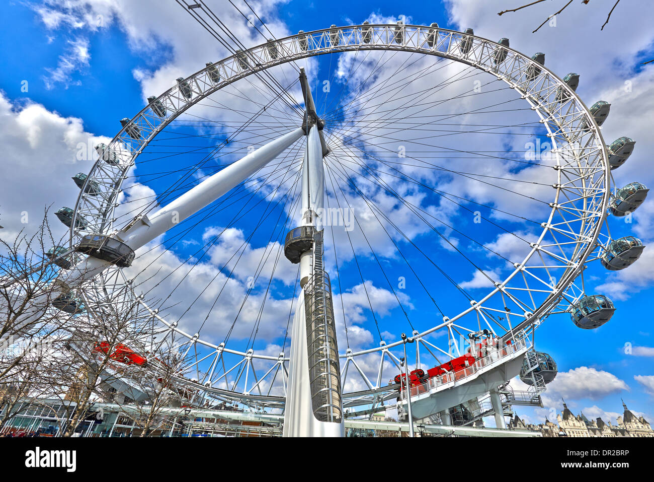 Il London Eye è una ruota panoramica gigante situato sulle rive del fiume  Tamigi a Londra in Inghilterra Foto stock - Alamy