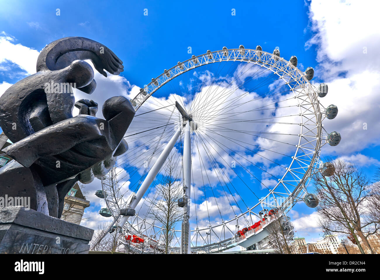 Il London Eye è una ruota panoramica gigante situato sulle rive del fiume Tamigi a Londra in Inghilterra Foto Stock