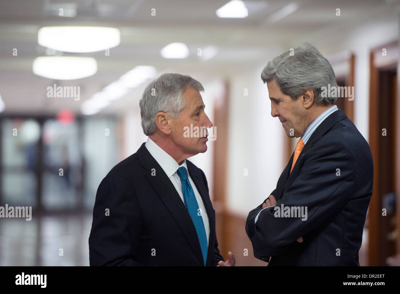 Il Segretario alla difesa degli Stati Uniti Chuck Hagel colloqui con il Segretario di Stato John Kerry al Pentagono Gennaio 16, 2014 in Arlington, VA. Foto Stock