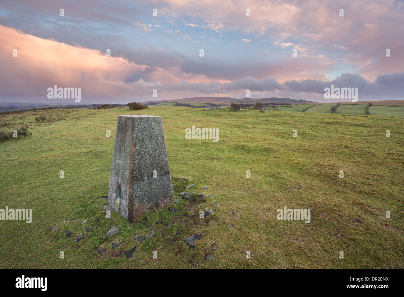 Tramonto da East Hill la triangolazione (Trig) Punto Parco Nazionale di Dartmoor Devon UK Foto Stock