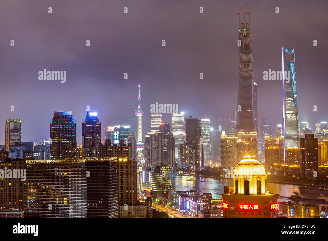 Vista notturna di Shanghai Pudong New Area, Shanghai, Cina Foto Stock