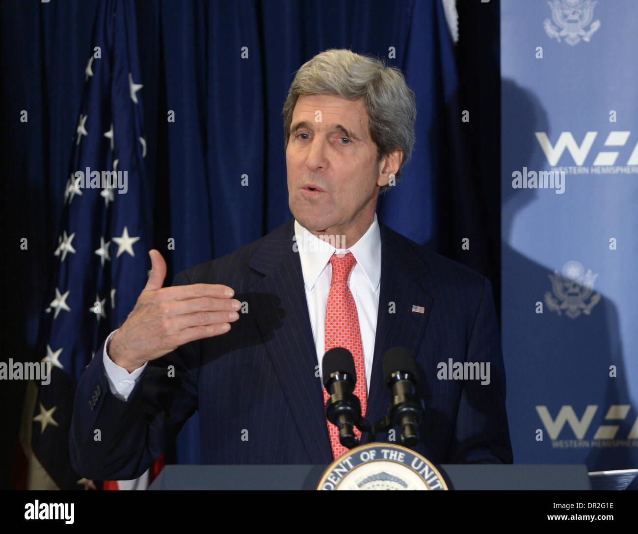 Washington DC, forti nelle Americhe presso il Dipartimento di Stato a Washington DC. Xvii gen, 2014. Stati Uniti Il segretario di Stato John Kerry parla a un evento su 100.000 forte nelle Americhe presso il Dipartimento di Stato a Washington DC, Gennaio 17, 2014. John Kerry ha lanciato venerdì 100.000 forte nelle Americhe Fondo per l'innovazione, che promuoverà, espandere e sostenere programmi di studio all'estero tra gli Stati Uniti e i paesi dell America Latina e dei Caraibi. Credito: Yin Bogu/Xinhua/Alamy Live News Foto Stock