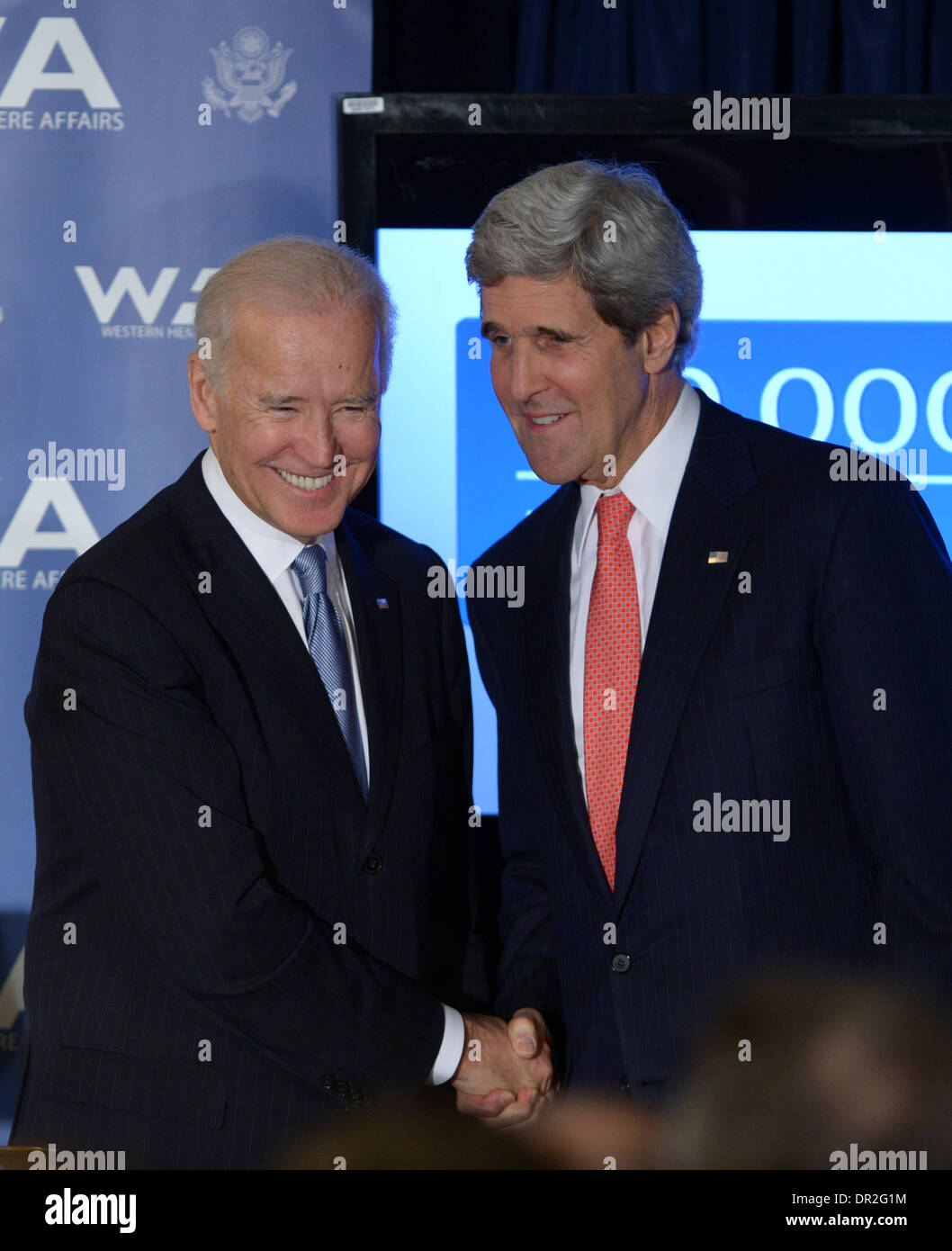 Washington DC, forti nelle Americhe presso il Dipartimento di Stato a Washington DC. Xvii gen, 2014. Stati Uniti Vice presidente Joe Biden (L) e del Segretario di Stato John Kerry stringe la mano a un evento su 100.000 forte nelle Americhe presso il Dipartimento di Stato a Washington DC, Gennaio 17, 2014. John Kerry ha lanciato venerdì 100.000 forte nelle Americhe Fondo per l'innovazione, che promuoverà, espandere e sostenere programmi di studio all'estero tra gli Stati Uniti e i paesi dell America Latina e dei Caraibi. Credito: Yin Bogu/Xinhua/Alamy Live News Foto Stock