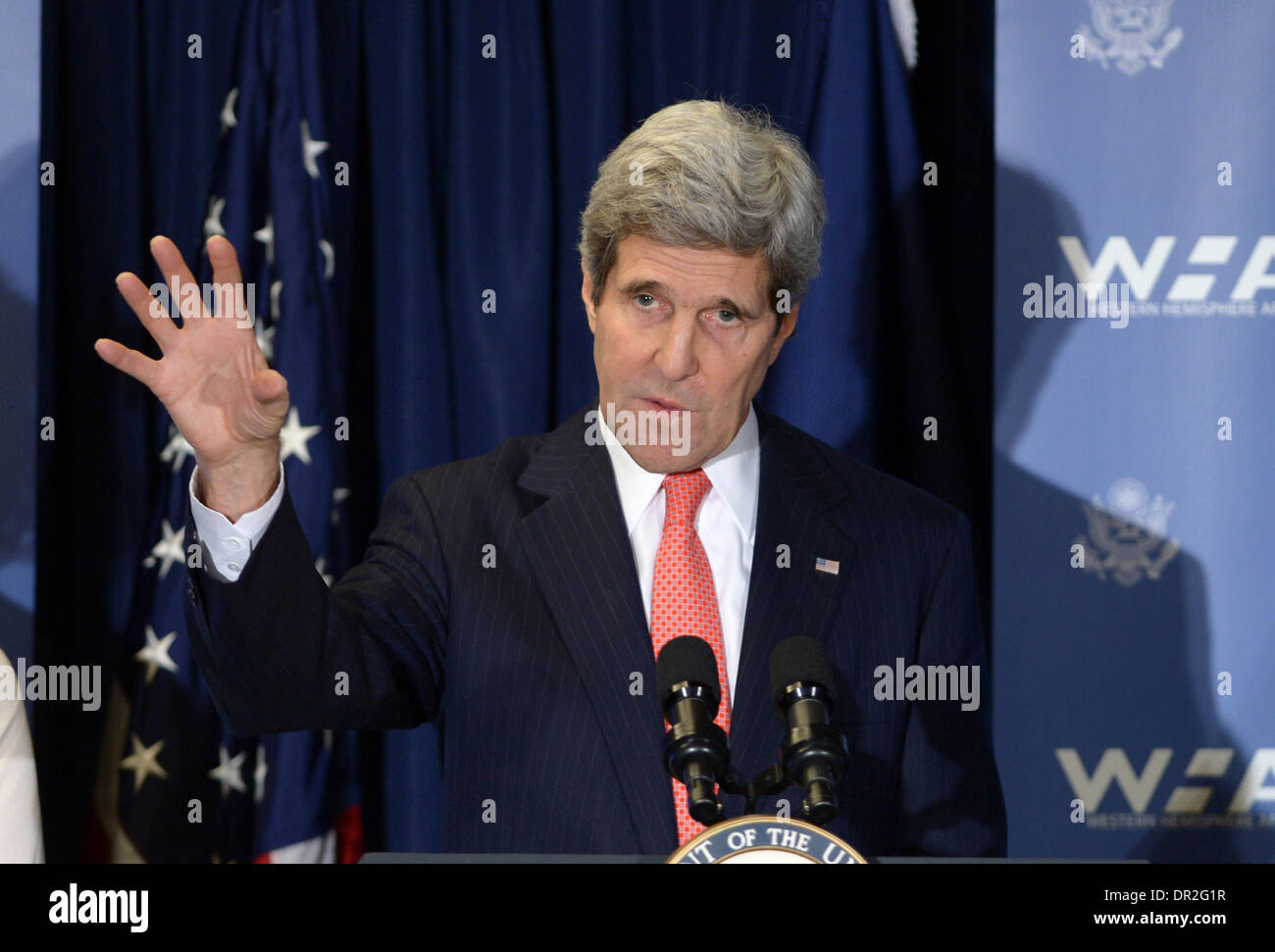 Washington DC, forti nelle Americhe presso il Dipartimento di Stato a Washington DC. Xvii gen, 2014. Stati Uniti Il segretario di Stato John Kerry parla a un evento su 100.000 forte nelle Americhe presso il Dipartimento di Stato a Washington DC, Gennaio 17, 2014. John Kerry ha lanciato venerdì 100.000 forte nelle Americhe Fondo per l'innovazione, che promuoverà, espandere e sostenere programmi di studio all'estero tra gli Stati Uniti e i paesi dell America Latina e dei Caraibi. Credito: Yin Bogu/Xinhua/Alamy Live News Foto Stock