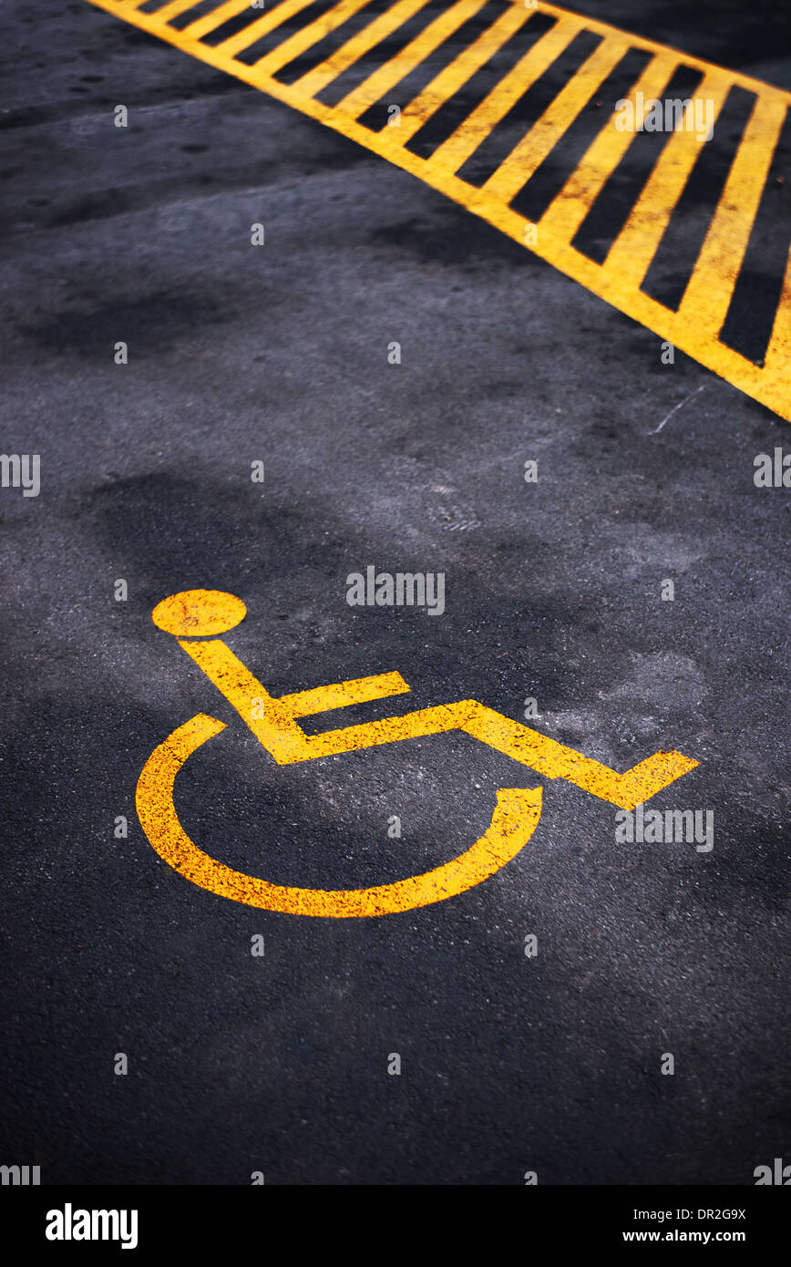 Persone disabili parcheggio permettere mark, simbolo del traffico su strada asfaltata Foto Stock