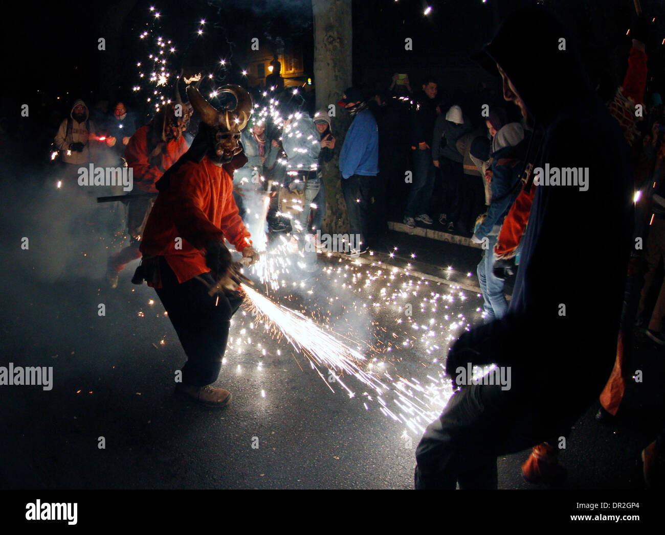 Palma de Mallorca, Spagna. Il 17 gennaio, 2014. Devils fire pirotecnica contro festaioli durante la tradizionale festa di San Antonio. Zixia/Alamy News Foto Stock