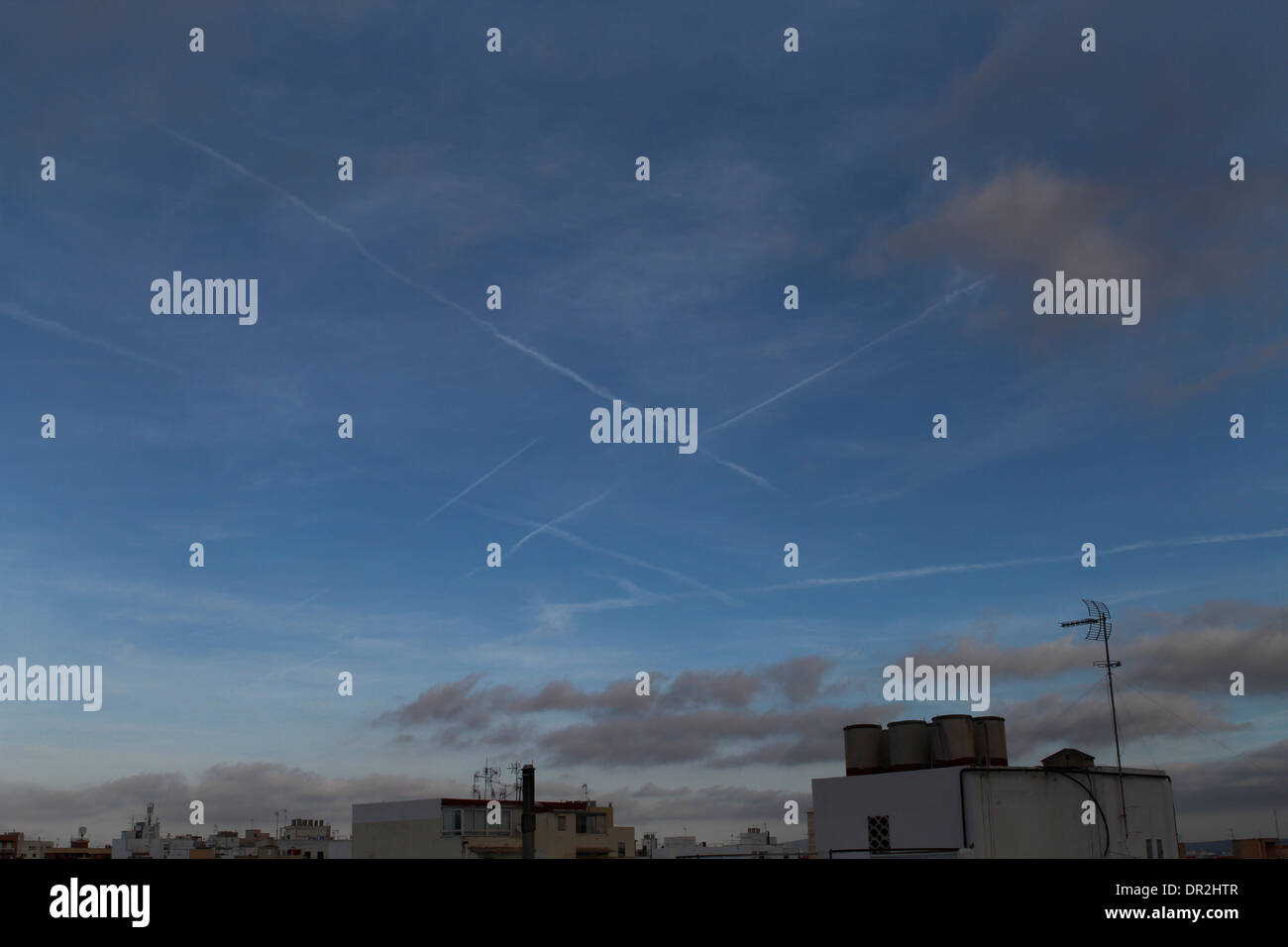 Chemtrails contrails e visto su Palma de Mallorca sky, Spagna. Foto Stock