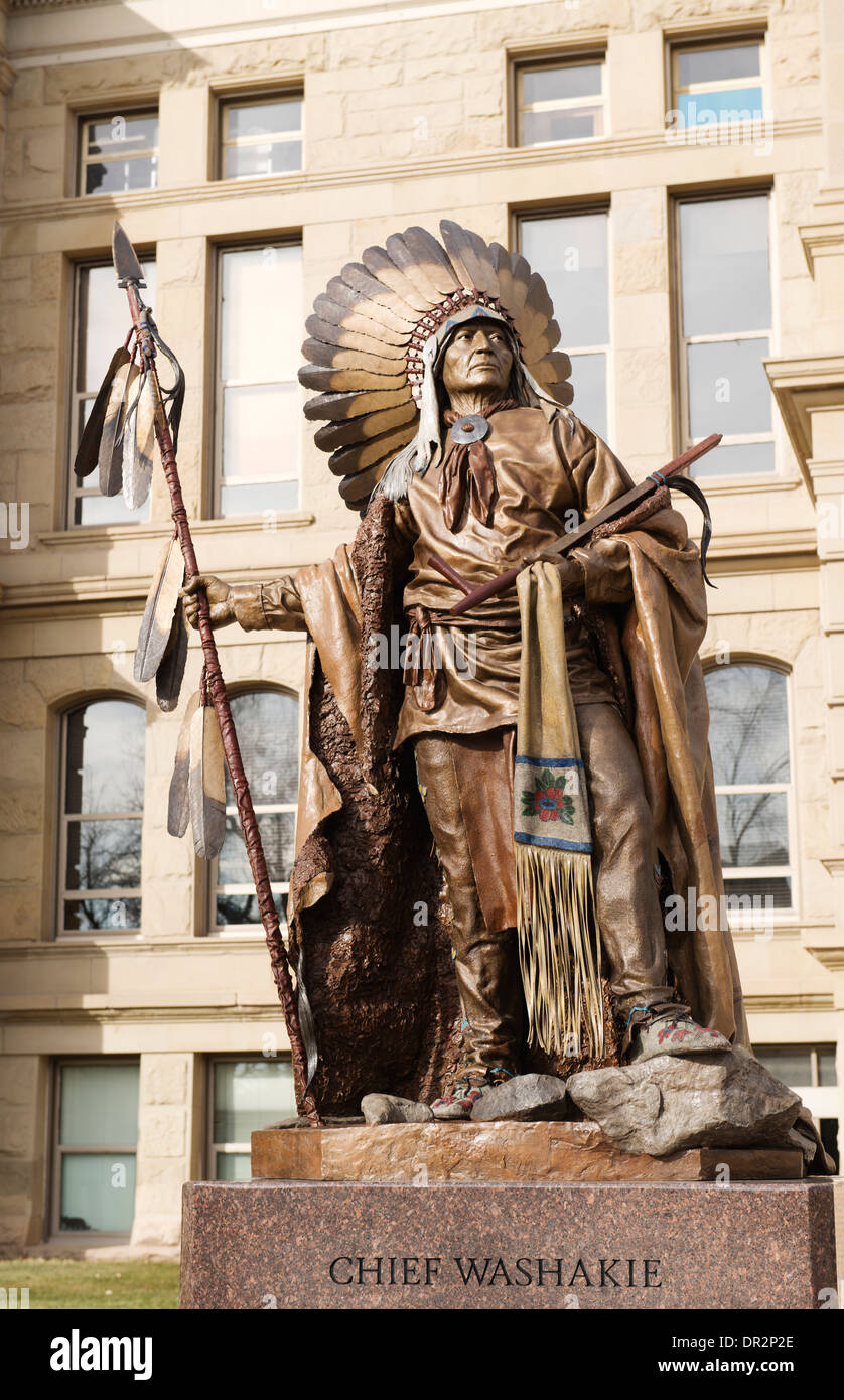 Statua di bronzo di Cheyenne Chief Washakie davanti del Wyoming State Capitol Building. Foto Stock