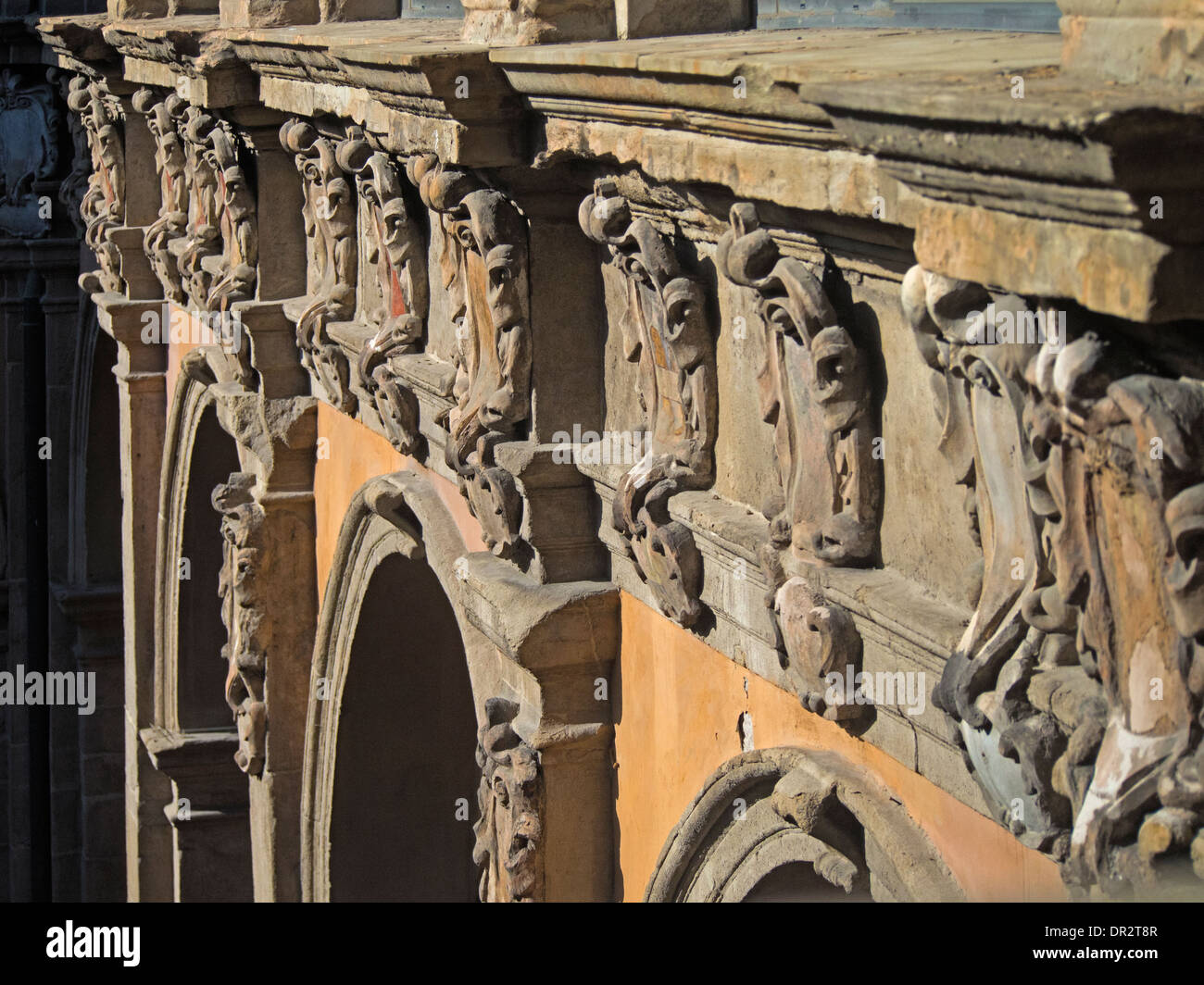 Una fila di pietra scolpita cartouches ornamento il cornicione di un edificio - Università di Bologna Foto Stock