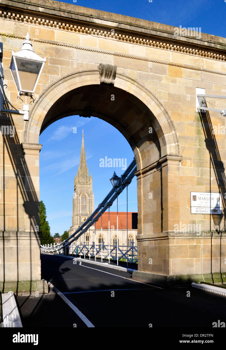 Bucks - Marlow sul Tamigi - visualizzazione attraverso l'imponente ponte di sospensione arco alla Chiesa di tutti i santi - la luminosa luce del sole blu cielo Foto Stock