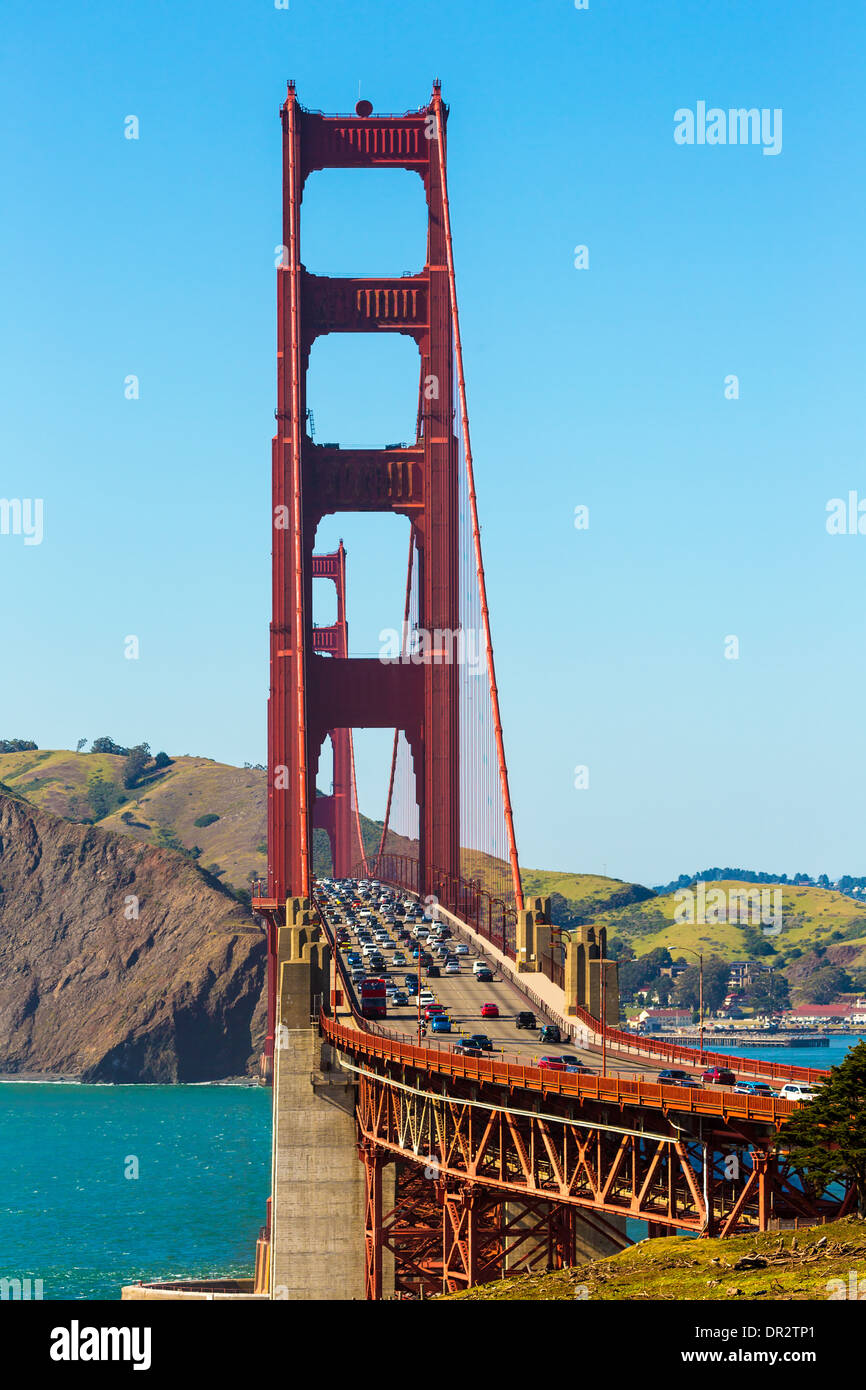 Golden Gate Bridge il traffico in San Francisco California USA Foto Stock