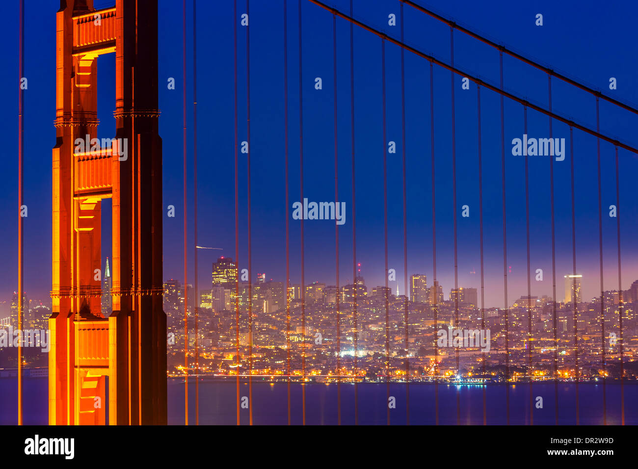 San Francisco Golden Gate Bridge vista tramonto attraverso cavi in California USA Foto Stock