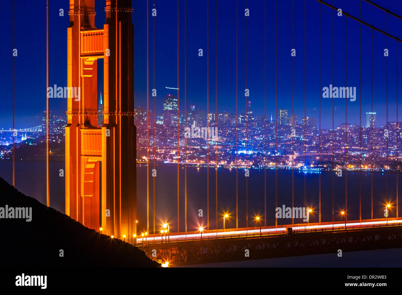 Golden Gate Bridge di San Francisco vista tramonto attraverso cavi in California USA Foto Stock