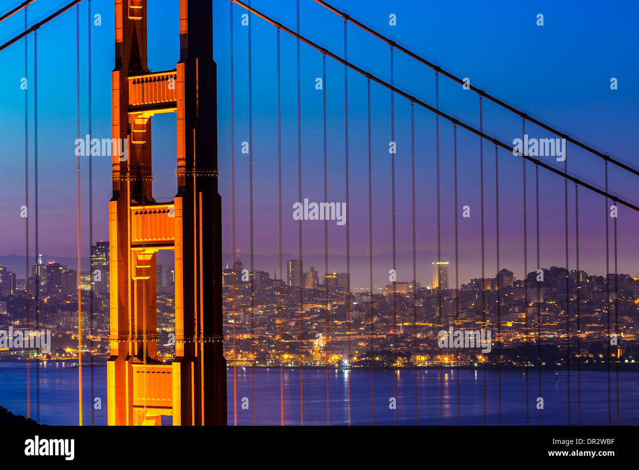 Golden Gate Bridge di San Francisco vista tramonto attraverso cavi in California USA Foto Stock