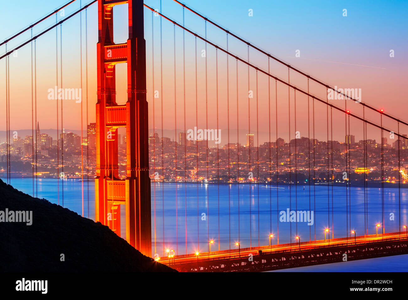 San Francisco Golden Gate Bridge sunrise vista attraverso i cavi in California USA Foto Stock
