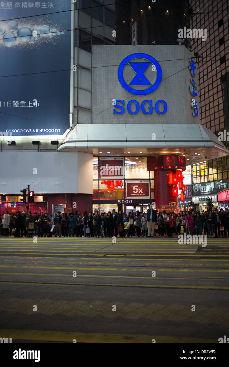 Il Causeway Bay su un venerdì sera è occupato con i pendolari e i turisti fuori per il relax e il negozio. Foto Stock