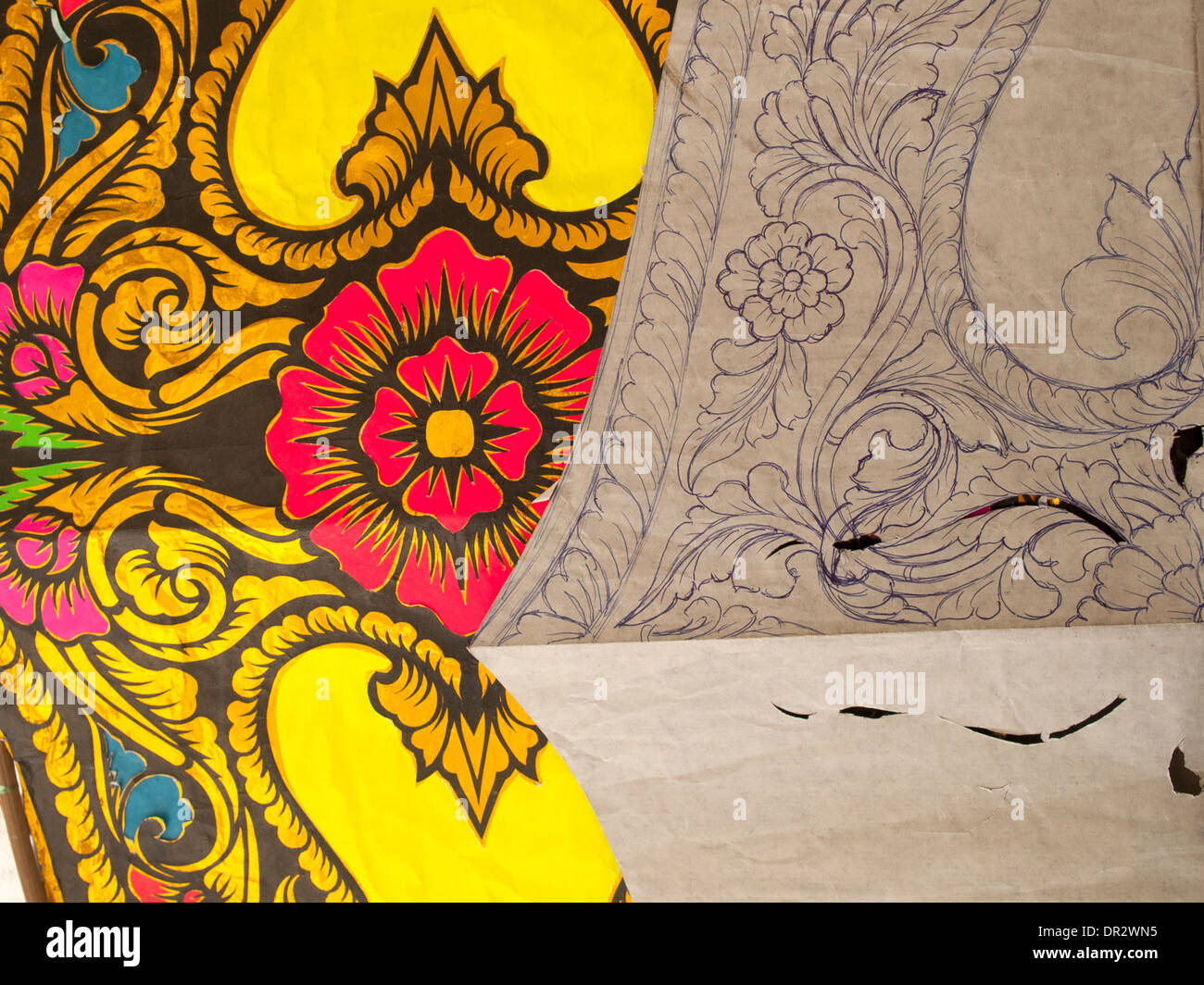 Un dettaglio di una malese decorata in maniera colorata cut-aquilone di carta e il contorno disegno per decorazione analoga Foto Stock