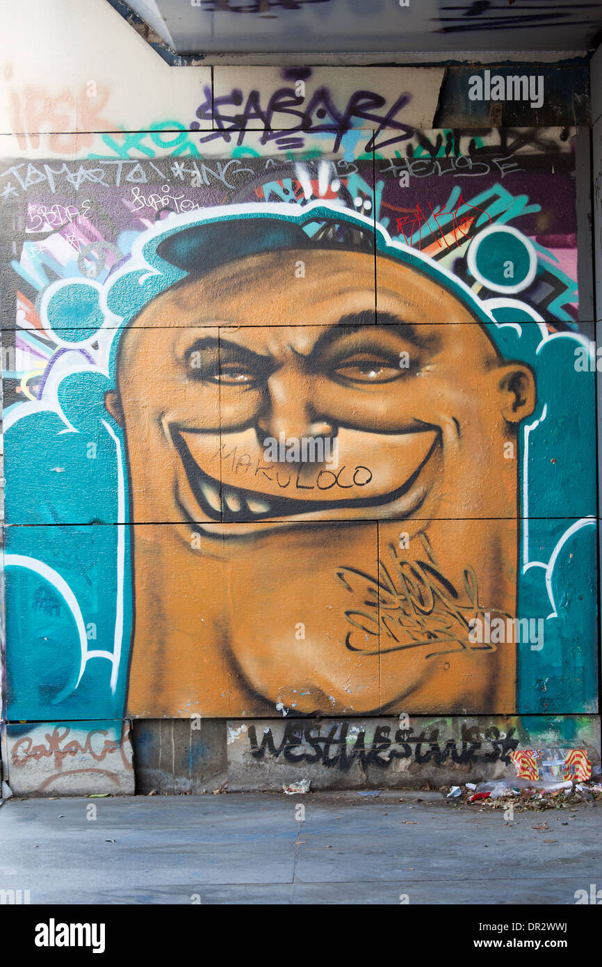 Graffiti su una parete di ponte a Siviglia in Spagna. Foto Stock