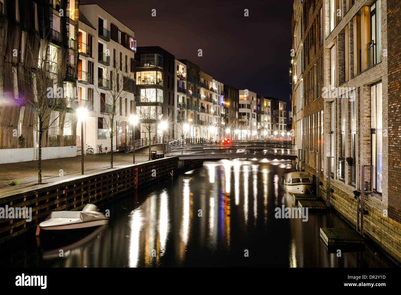 Quartiere residenziale con canali in barca e parcheggi in Copenhagen Foto Stock