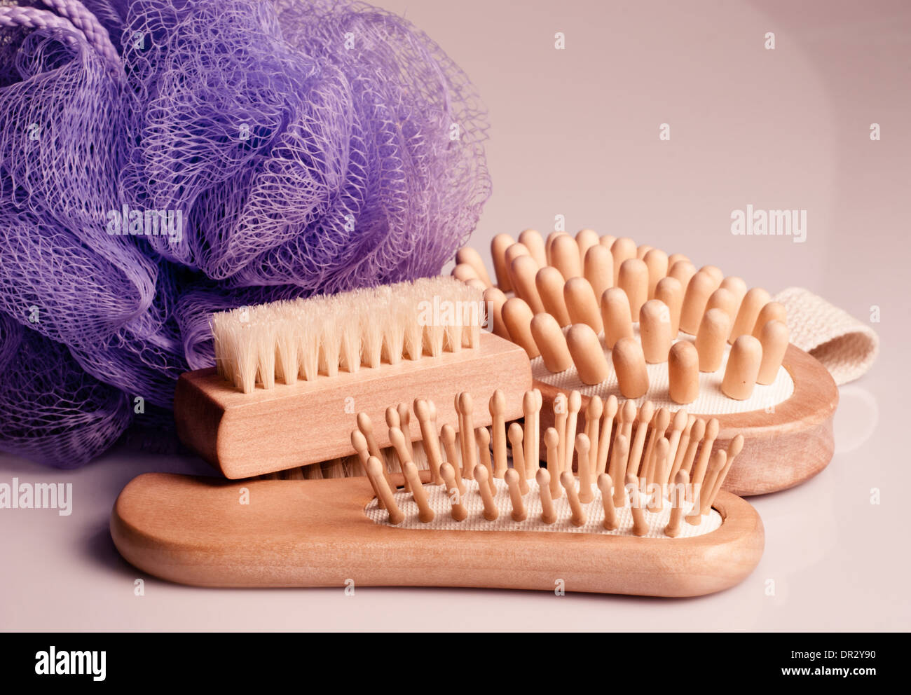 Vasca da bagno anti-cellulite massaggio spa kit con pettine, spazzola e  spazzola per capelli Foto stock - Alamy