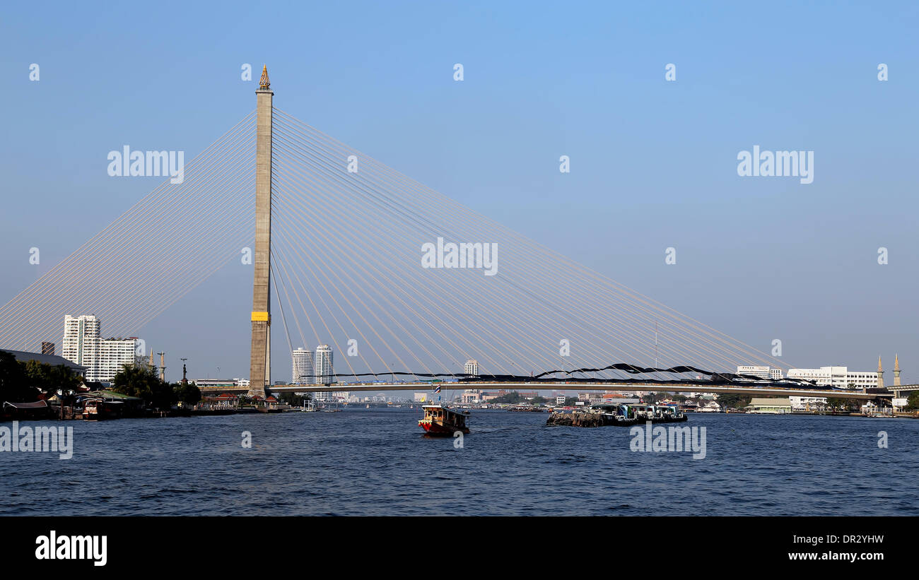 Bangkok, Thailandia . 18 gennaio, 2014. Uno dei più singolari della protesta 7 posizione è su Rama VIII ponte che attraversa il Fiume Chaophraya. Normalmente riempito con il traffico è stato convertito in campeggio con fantastici panorami e intrattenimento dal vivo. Decine di migliaia di manifestanti hanno sconvolto il traffico presso i principali incroci e hanno marciato su uffici governativi in Thailandia del grande e frenetica città capitale di questa settimana. La protesta, soprannominato "Bangkok Shutdown" aveva cominciato lunedì 13 gennaio senza un grave incidente. Credito: Igor Prahin/Alamy Live News Foto Stock