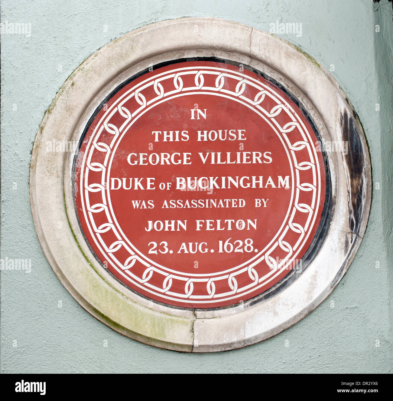 Una lapide commemorativa per l assassinio di George Villiers duca di Buckingham da John Felton, High Street, Portsmouth, Regno Unito. Foto Stock