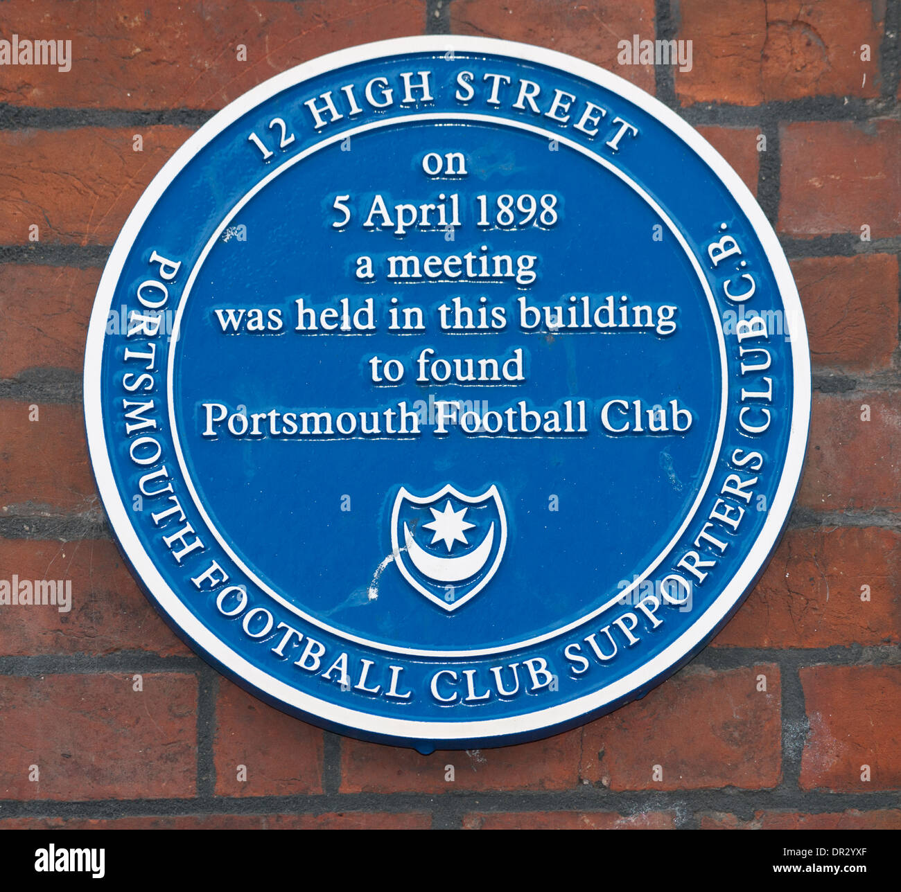 Targa blu a 12 High Street, Portsmouth, Hampshire, Inghilterra, che commemora la nascita di Portsmouth Football Club. Foto Stock